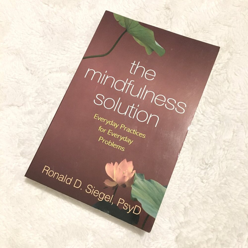 'The Mindfulness Solution' Ronald D. Siegel Softcover Psychology Copy 4